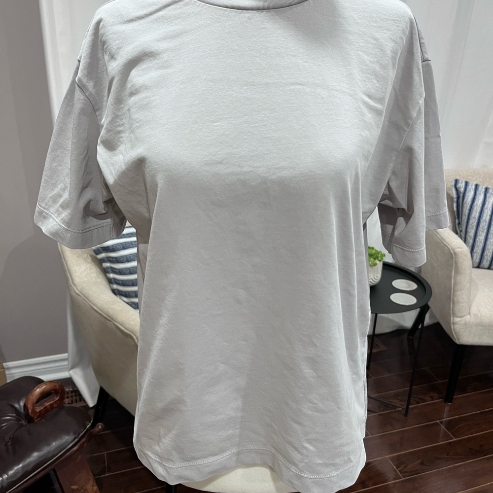 Uniqlo Light Gray Short Sleeve Tee